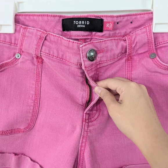 Torrid Denim Shorts Mid Rise Cuffed Hem Patch Pockets Stretch Hot Pink 20 - Picture 2 of 10